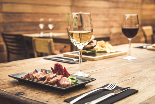 Traditional,Restaurant,Atmosphere,With,Tuna,Tataki,And,Burger,With,Chips